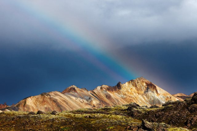 Arcoíris en las montañas de Landmannalaugar, Islandia