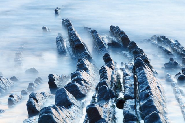 Rocas entre niebla