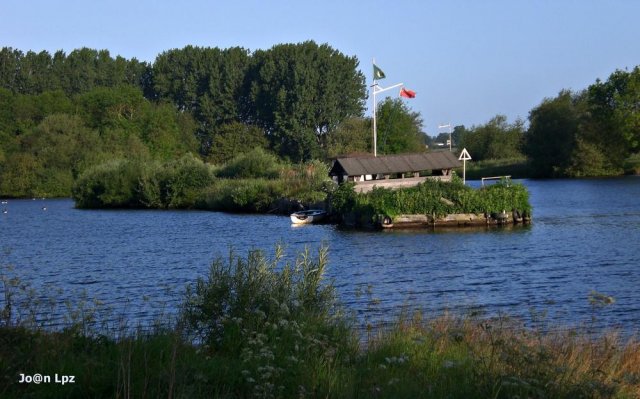 Una casita en el lago