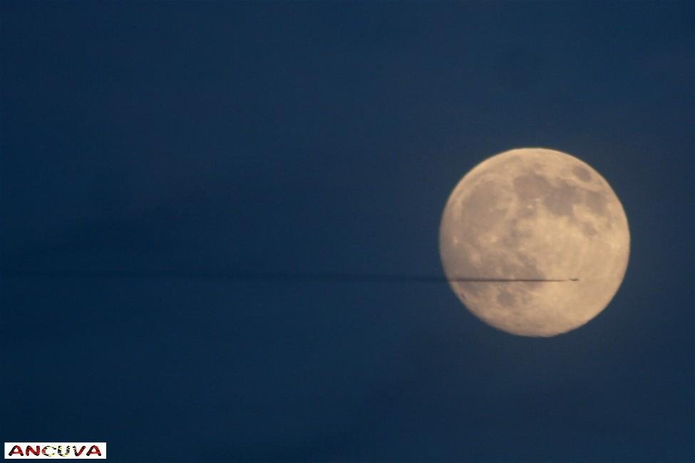 cortando la luna. (Antonio Cuenca. vaya) cortando la luna. (Antonio Cuenca. vaya)