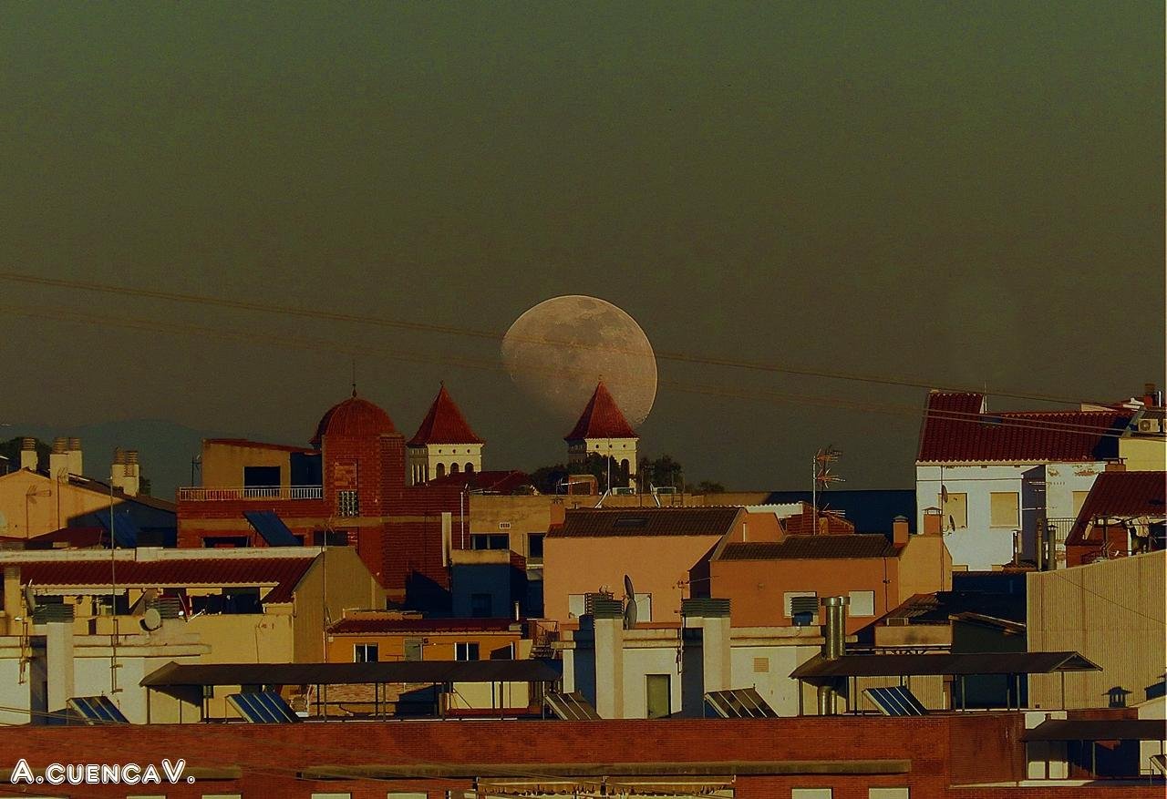 luna entre tejados. (Antonio Cuenca. vaya) luna entre tejados. (Antonio Cuenca. vaya)