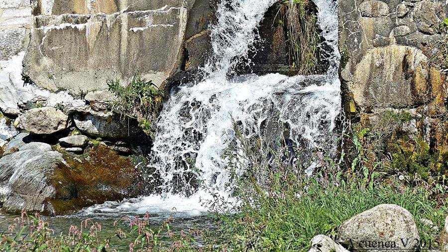 pequeño salto de agua. (Antonio Cuenca. vaya) pequeño salto de agua. (Antonio Cuenca. vaya)
