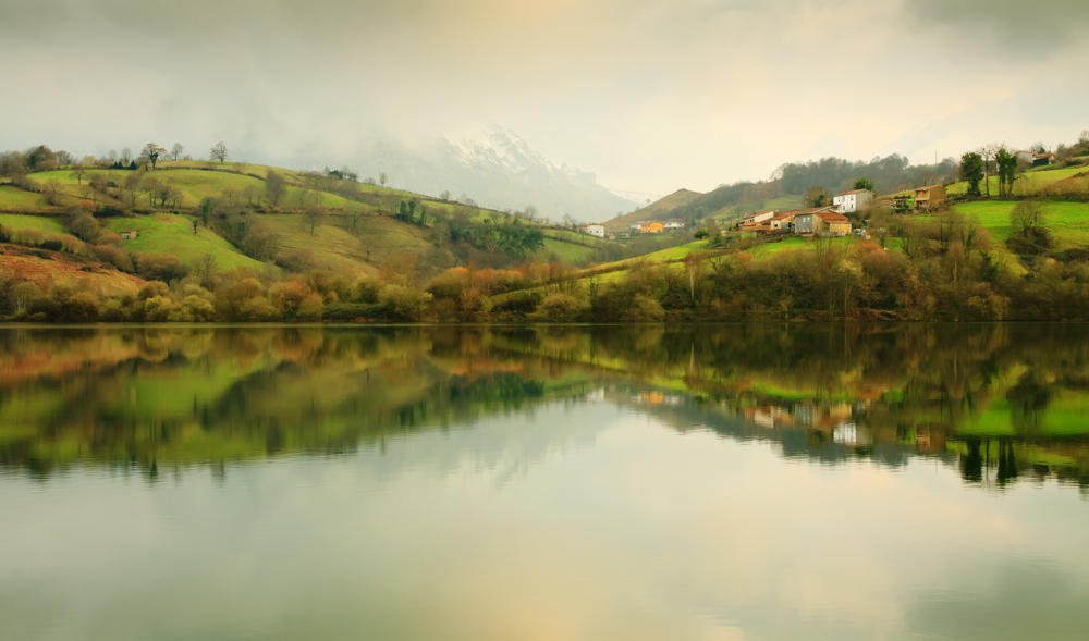 Reflejos en el embalse. (Jesús Portal) Reflejos en el embalse. (Jesús Portal)