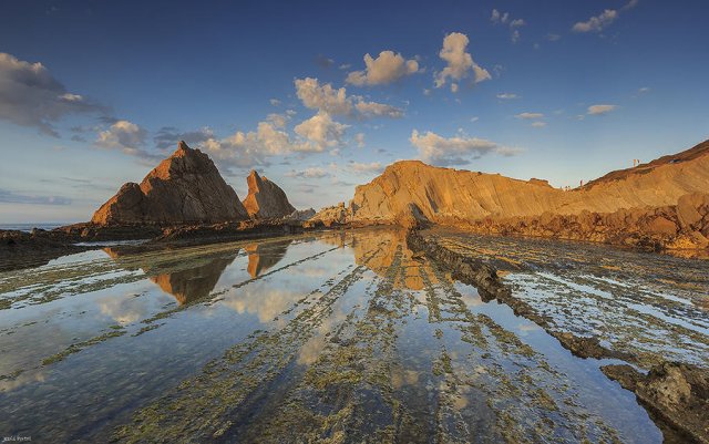 Reflejos en la playa de Arnia.